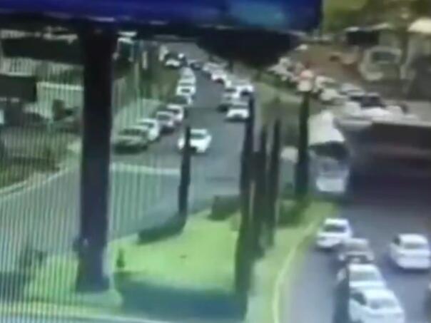 Voz naletio na autobus u Mexico Cityju, najmanje osam mrtvih
