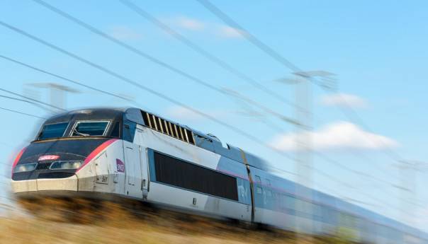 Voz pregazio migrante dok su ležali na šinama