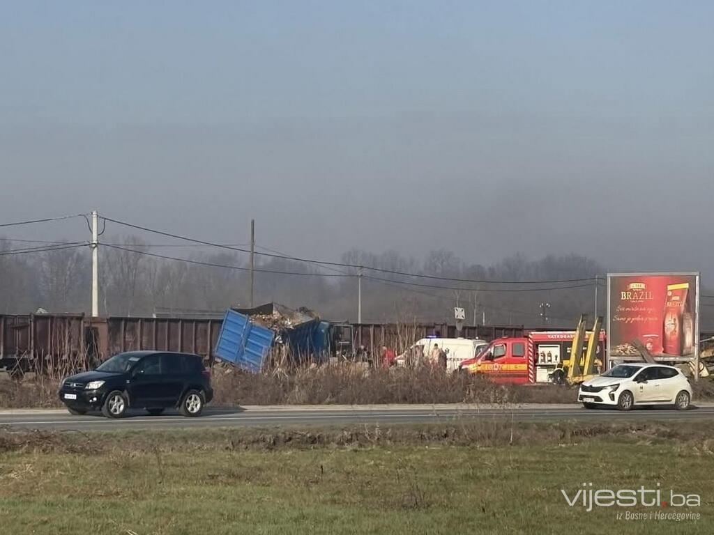 Voz udario kamion u Živinicama: Jedna osoba povrijeđena