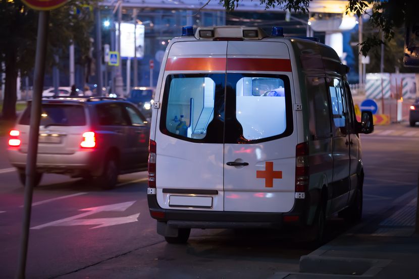 Voz udario u auto, poginulo dvoje tinejdžera