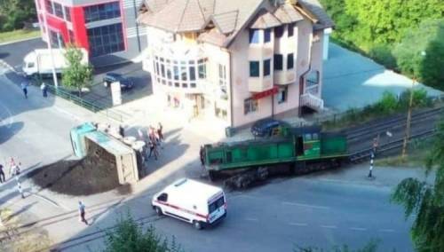 Voz udario u teretno vozilo u Banovićima, povrijeđene dvije osobe