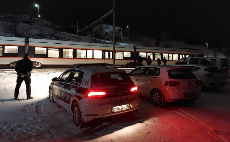Voz usmrtio muškarca kod Sarajeva