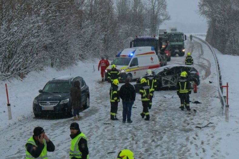 Vozač (36) iz BiH u Austriji proklizao kamionom i izazvao lančani sudar