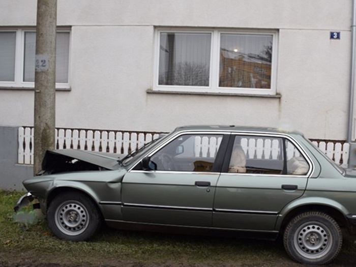 Vozač (77) se zabio u betonski stub i poginuo