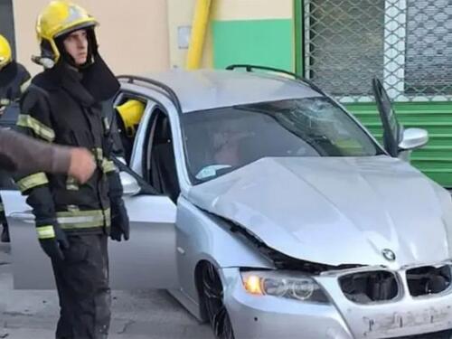 Vozač BMW-a uletio na autobusko stajalište u Novom Sadu i 'pokosio' ljude