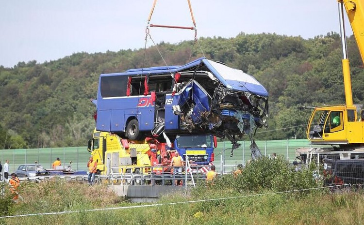 Vozač busa izgubio kontrolu, probio ogradu i sletio s autoceste