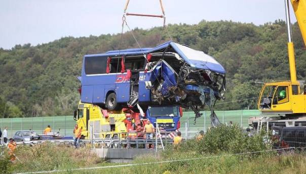 Vozač busa izgubio kontrolu, probio ogradu i sletio s autoceste