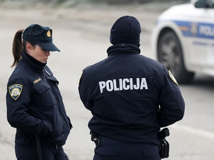 Vozač iz BiH krijumčario migrante pa vozilom krenuo na policajku