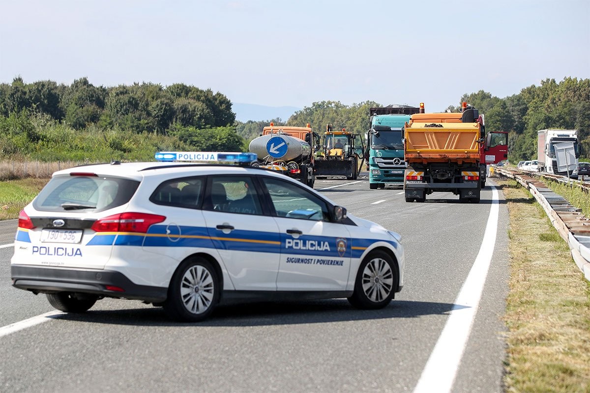 Vozač iz BiH prešao u suprotnu traku pa se sudario sa kombijem