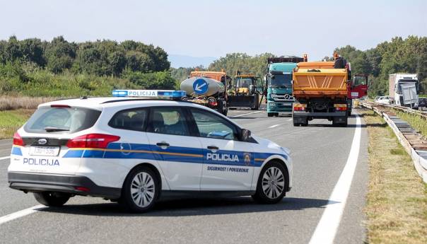 Vozač iz BiH prešao u suprotnu traku pa se sudario sa kombijem
