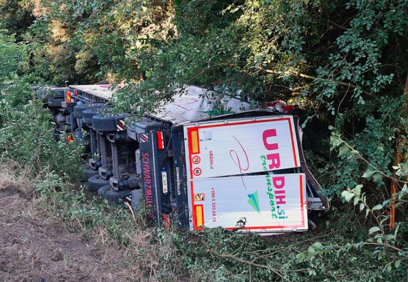 Vozač iz BiH sletio s puta, kamion završio u jarku