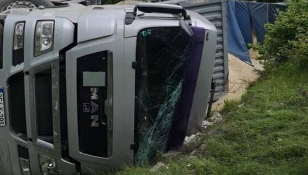 Vozač izgubio kontrolu nad kamionom i sletio s kolnika