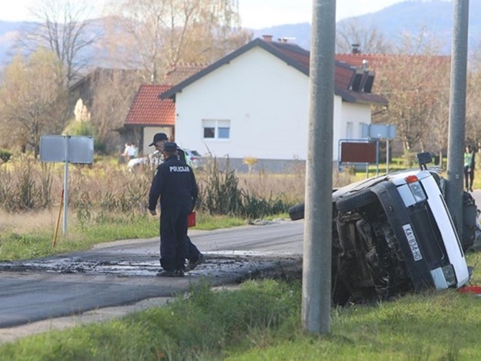 Vozač kombija i putnik preminuli u prevrtanju vozila