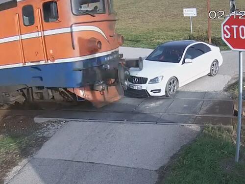 Vozač Mercedesa izletio na prugu, samo je ludom srećom izbjegao tragediju