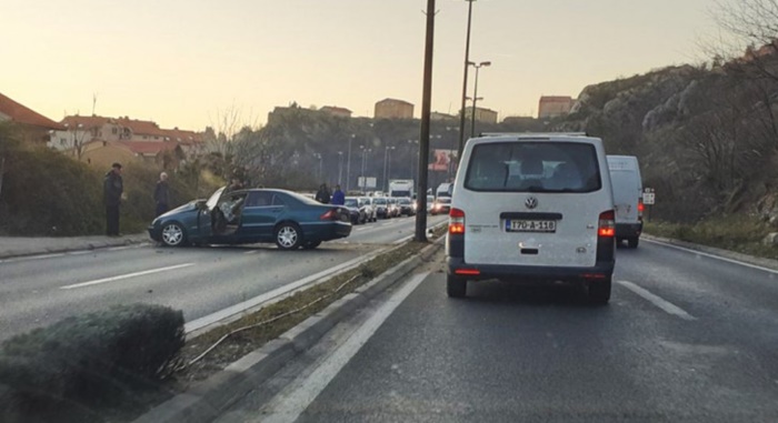 Vozač Mercedesa udario u banderu na mostarskom Bulevaru