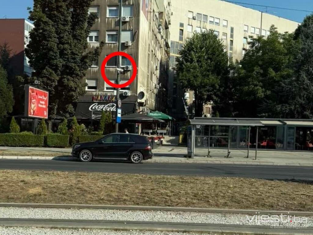 Vozač “nadmudrio” kamere? Mercedes se “sakrio” ispod objektiva