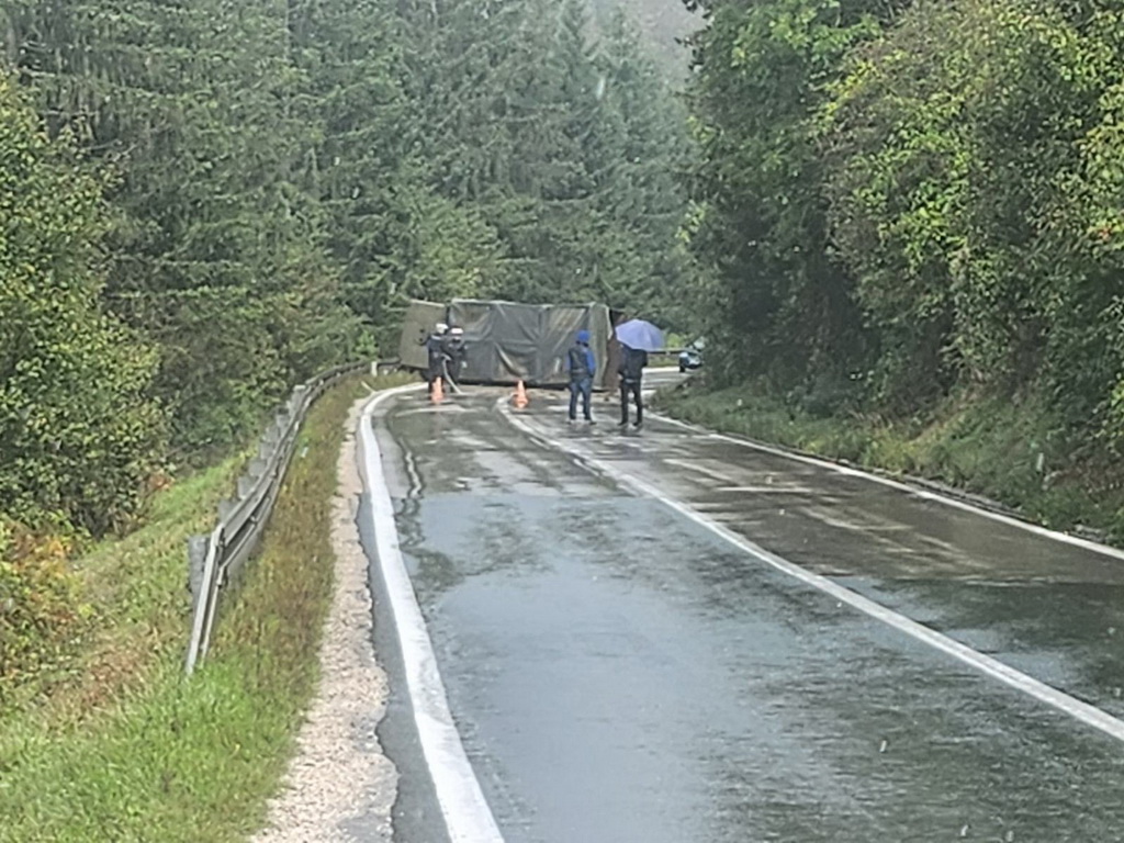 Vozač OS BiH povrijeđen u prevrtanju kamiona kod Olova