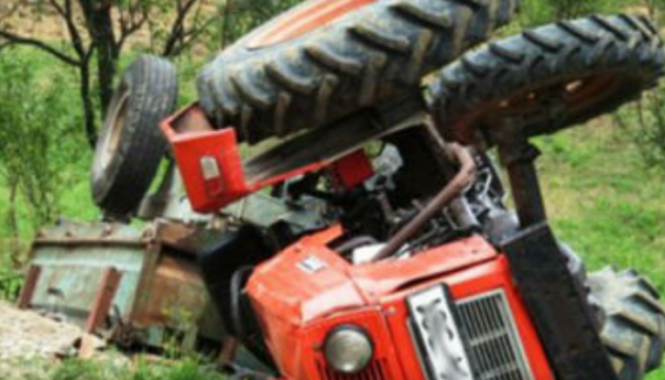 Vozač poginuo u prevrtanju traktora, među povrijeđenima i maloljetnik