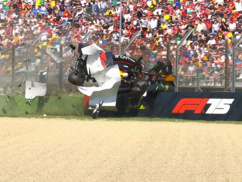 Vozač Red Bulla razbio bolid, okrenuo se u zraku i zakucao u ogradu