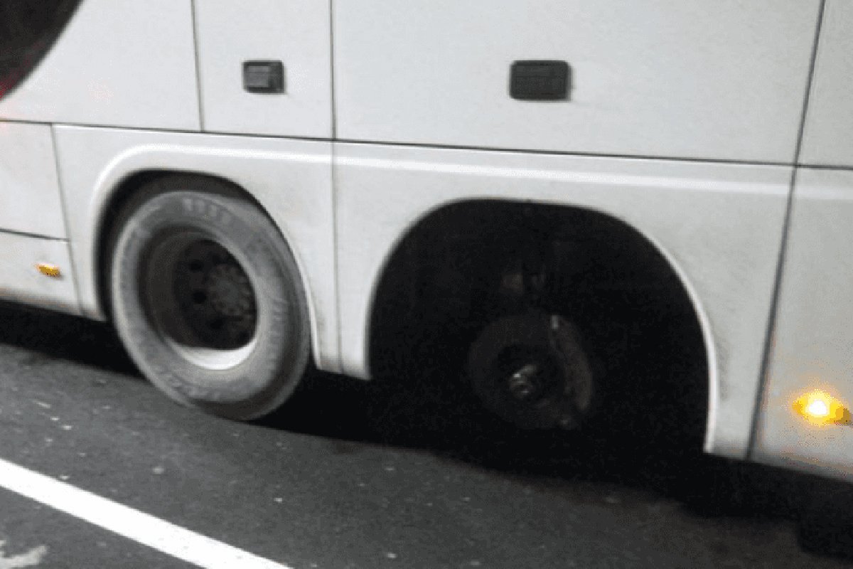 Vozač s Kosova vozio autobus bez jednog točka