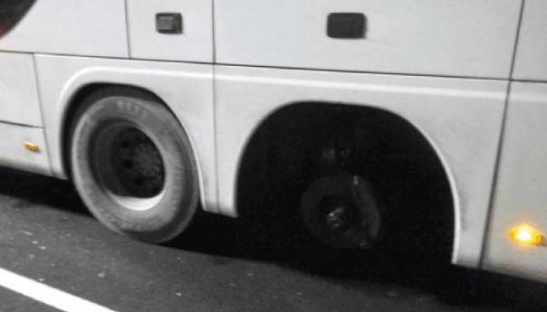 Vozač s Kosova vozio autobus bez jednog točka