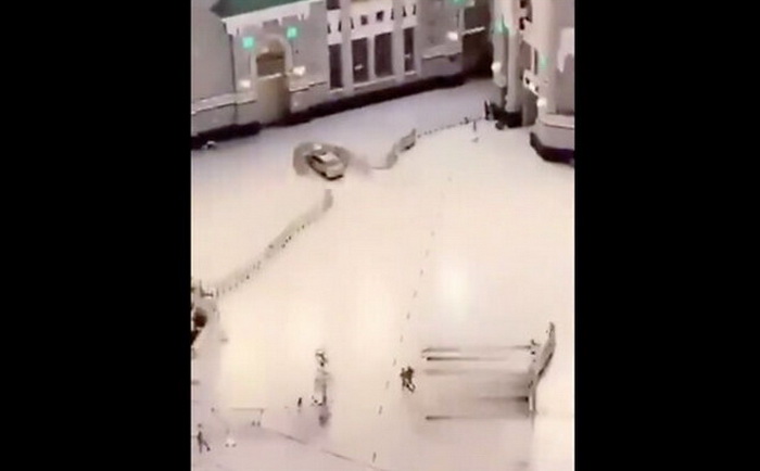 Vozač se zabio automobilom u kapiju Velike džamije u Meki