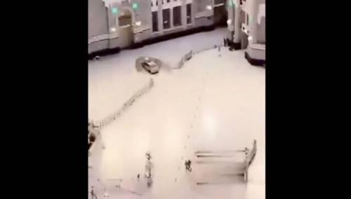 Vozač se zabio automobilom u kapiju Velike džamije u Meki