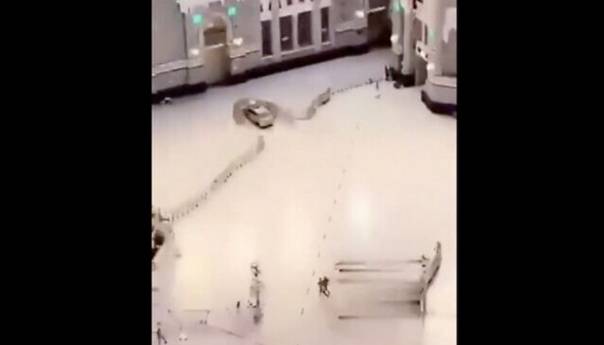 Vozač se zabio automobilom u kapiju Velike džamije u Meki