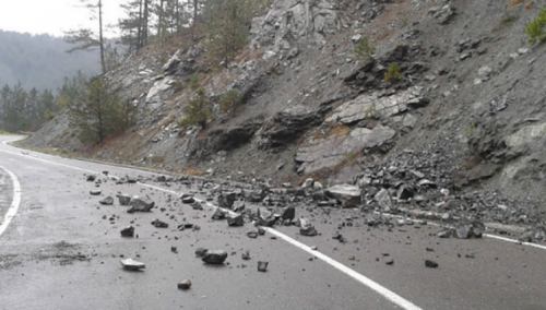 Vozači oprez: Mogući odroni zemlje ili kamenja na kolovoz