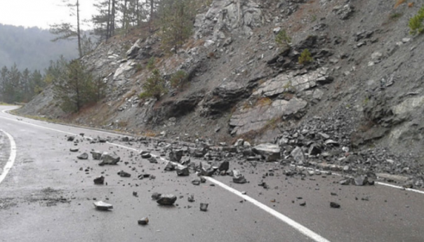 Vozači oprez: Mogući odroni zemlje ili kamenja na kolovoz
