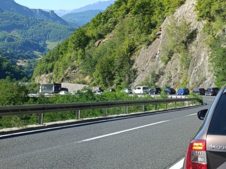 Vozači, oprez: Pojačan saobraćaj i brojne obustave širom BiH