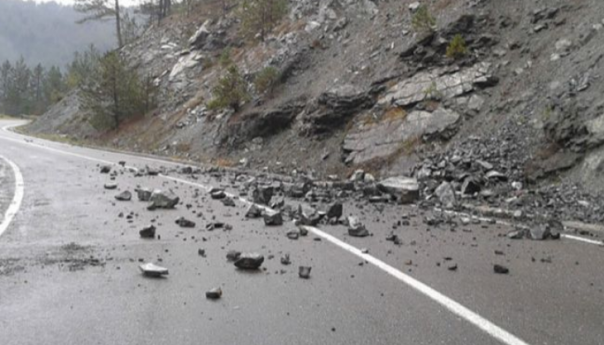 Vozači oprez: Poledica i odron na putevima