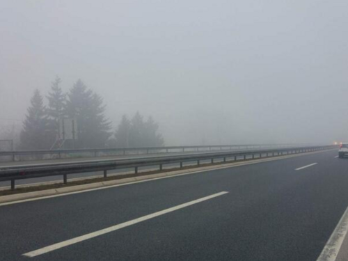 Vozači, oprez: Saobraća se po mokrim kolovozima i jakom vjetru