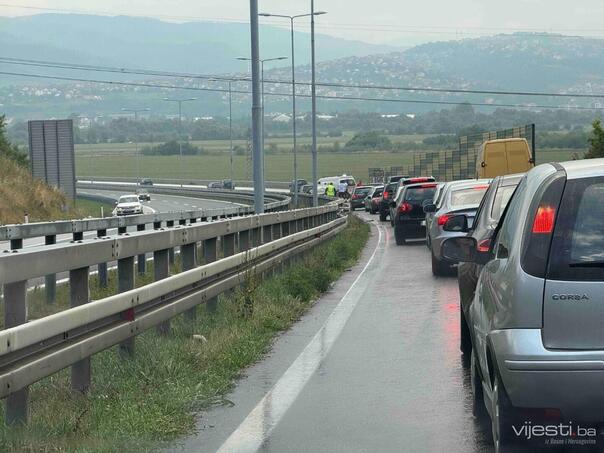 Vozači oprez: Saobraćajna nesreća na autoputu kod Sarajeva