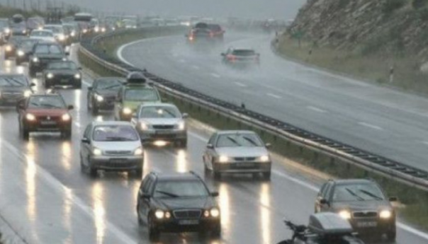 Vozači oprez: Učestali odroni, kolovoz vlažan