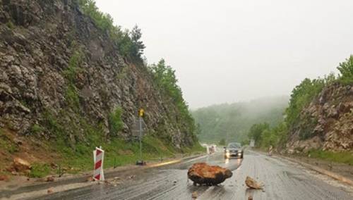 Vozači oprez: Učestali odroni na putevima