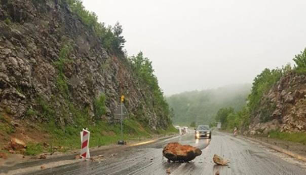 Vozači oprez: Učestali odroni na putevima