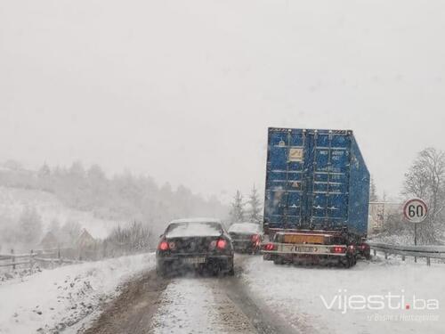 Vozači oprez: Zasniježeni putevi širom BiH, jaki udari vjetra, odroni kamenja...