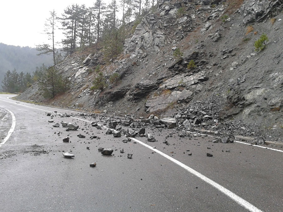 Vozači, oprez: Voda na kolovozu, opasnost od odrona