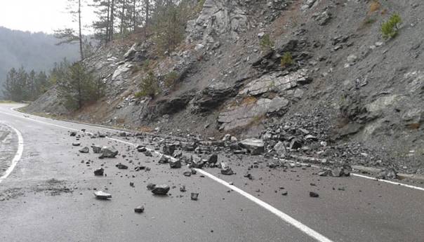 Vozači, oprez: Voda na kolovozu, opasnost od odrona