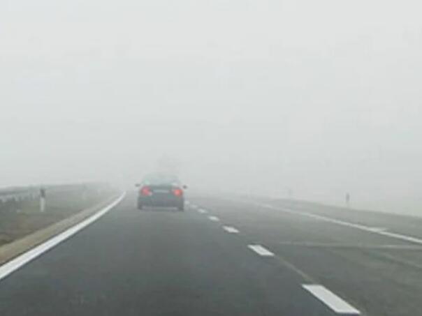 Vozači, oprezno: Smanjena vidljivost zbog magle, mokre ceste