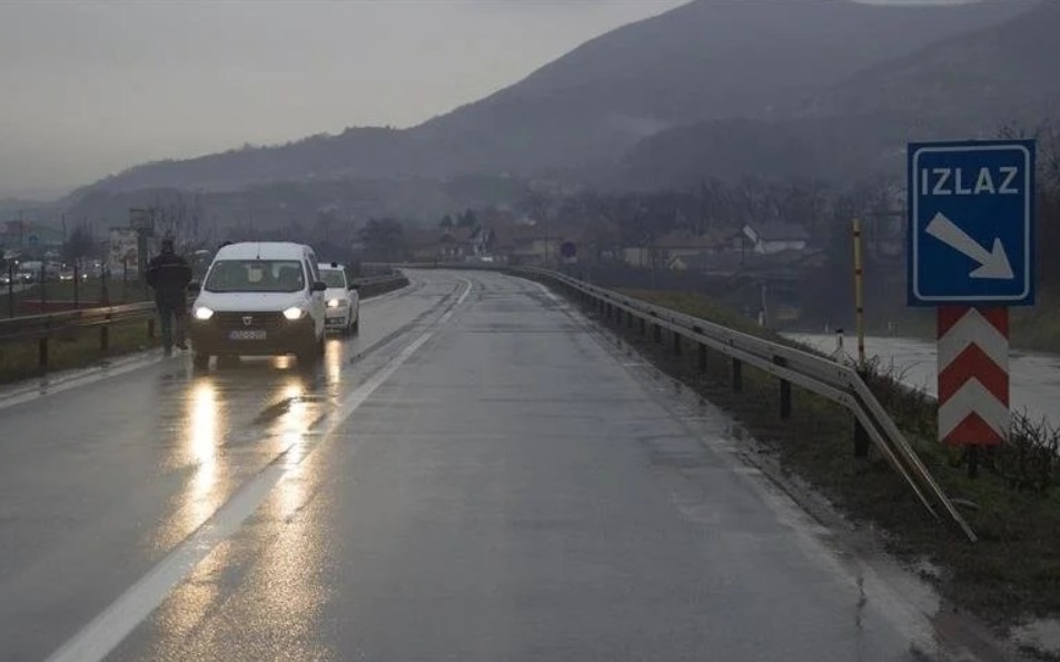 Vozači, povećajte oprez: Klizave ceste u većem dijelu BiH