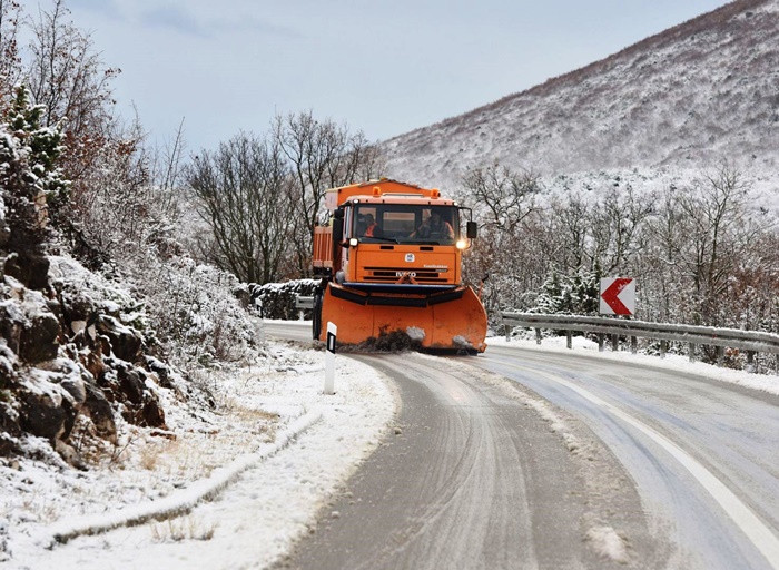 Vozači se mole za oprez: Kolovoz zaleđen, vjetar nanosi snijeg...