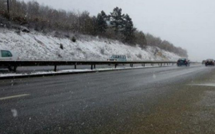 Vozači se savjetuju na oprezniju vožnju zbog poledice