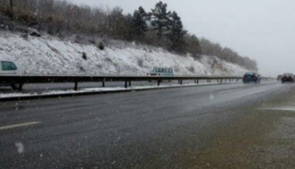 Vozači se savjetuju na oprezniju vožnju zbog poledice