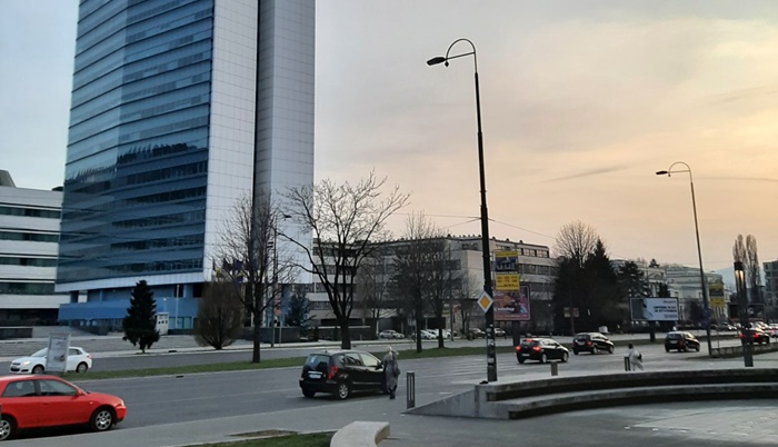 Vozači se upozoravaju na mjestimično jače udare vjetra i učestale odrone