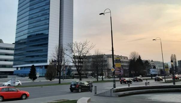 Vozači se upozoravaju na mjestimično jače udare vjetra i učestale odrone