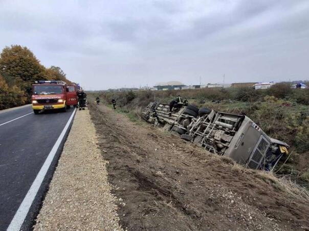 Vozaču autobusa koji se prevrnuo kod Sremske Mitrovice 30 dana pritvora