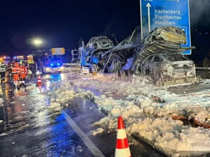 Vozaču iz BiH izgorio šleper pun Mercedesa: Šteta se broji u stotinama hiljadama eura