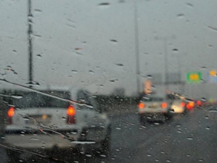 Vozi se po pretežno mokrom kolovozu, povećana opasnost od odrona